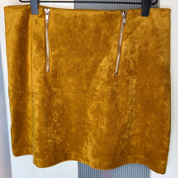 Faux suede skirt - Picture 2 of 4